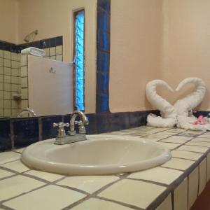 圣克鲁斯华特库Agua Azul la Villa的浴室配有水槽和2条天鹅毛巾