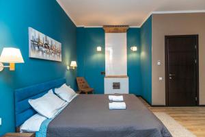 第比利斯Hotello的蓝色卧室,配有蓝色墙壁的床