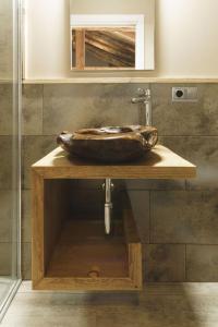 莫尔吉斯Vilamaroto的木桌上配有木制水槽的浴室