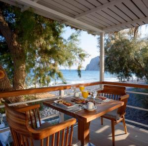 卡马利阿拉斯汉姆海滩酒店的一张带食物的桌子,享有海景