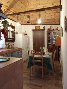 克鲁兹·德·特赫达Ilusiones的厨房配有桌子和冰箱