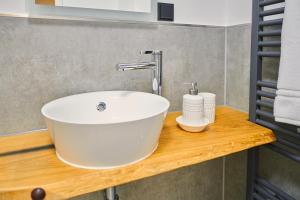 汉诺威City Apartments Hannover的木制柜台上带白色水槽的浴室