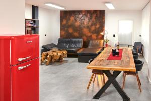 汉诺威City Apartments Hannover的客厅里配有红色冰箱,设有桌子
