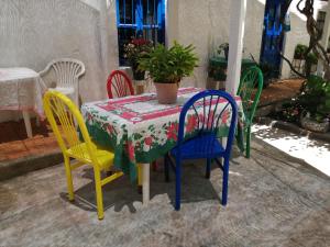 米纳斯La Chacra的一张桌子,桌子上有四把椅子,桌子上有植物