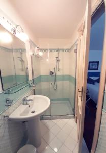 Casa Vacanze Pizzofalcone 41b的一间浴室