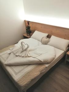 卡韦达戈LE 4 STAGIONI的一张带白色床单和枕头的床