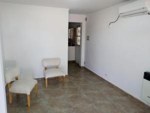 圣拉斐尔Departamento Colón 1的一间设有两把椅子和白色墙壁的房间