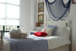 奥利文萨Casa Rialto的一间卧室,配有一张带家庭标志的床