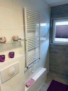 CaldenFerienwohnung mit Balkon in Calden的设有带步入式淋浴间和盥洗盆的浴室
