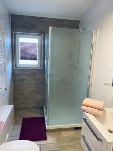 CaldenFerienwohnung mit Balkon in Calden的带淋浴、卫生间和盥洗盆的浴室