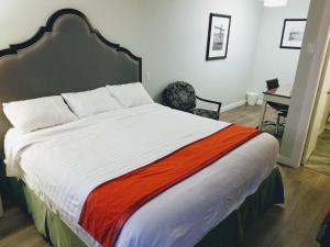 普林斯顿Ace Motel的一间卧室配有一张带橙色毯子的大床