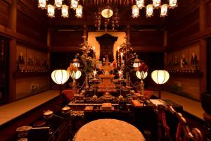 高野山高野山 宿坊 不動院 -Koyasan Shukubo Fudoin-的一间带桌子和时钟的用餐室