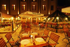 普洛耶什蒂中央酒店的一间带桌椅的餐厅以及一座建筑