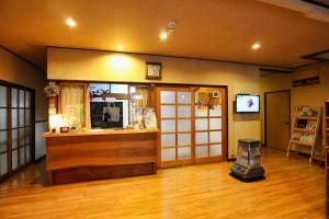 水上町吉野家宾馆的客房设有柜台、门和木地板。