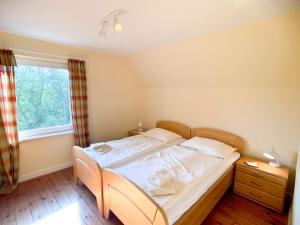 NeukirchenAm Hut的一间卧室配有一张带白色床单的床和一扇窗户。
