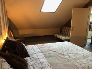 VechmaalGastenverblijf 't Princenhuis的一间卧室设有床、窗户和沙发