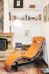 雅典雅典卫城雅典娜别墅 的带壁炉的客厅内的真皮座椅