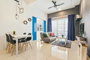 普崇Puchong Skypod Residence, 1-5 pax with Balcony Unit, Walking Distance to IOI Mall, 10min Drive to Sunway的客厅配有沙发和桌子