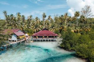 库德岛À La Koh Kood Resort的享有带游泳池的度假村的空中景致