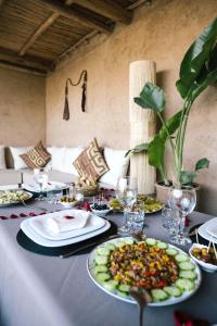 马拉喀什Riad Bamboo Suites & Spa的一张桌子上放着一盘食物