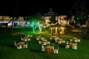 科代卡纳尔Hotel Kodai International的一群桌子和椅子在野外晚上