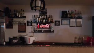 科斯蒂内什蒂Vila Dora的墙上有古柯标志的酒吧