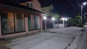 科斯蒂内什蒂Vila Dora的夜间大楼前的一个空停车位