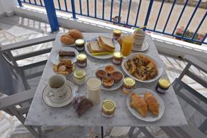 埃尔莫波利斯萨里斯星球公寓的阳台上的早餐盘桌子