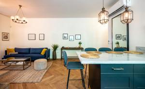 特拉维夫VELLER Olifant的客厅配有蓝色的沙发和桌子