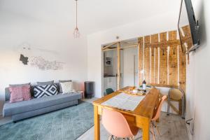 里斯本Graça Charming Apartment的客厅配有桌子和沙发
