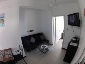 弗利康弗拉克Luxor appartement的客厅配有黑色沙发和电视