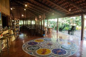 卡瓦坎特Pousada Aruana的一间铺有彩色瓷砖的桌子的房间