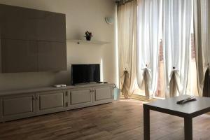 萨尔雷Ca' Madeira的客厅配有平面电视和桌子。