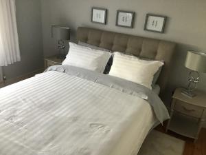戈尔韦Venetia House - small guesthouse的卧室配有一张带白色床单和枕头的大床。
