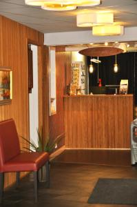 Vikingstad苏格斯塔特汽车旅馆的餐厅的酒吧,带红椅