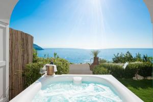 波西塔诺卡萨佩普宾馆&别墅的海景浴缸