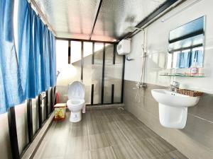 洞海RiverView HomeStay的一间带卫生间和水槽的浴室