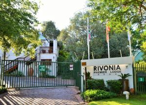 约翰内斯堡Rivonia Premier Lodge的铁门与黑兰诺纳尊贵山林小屋