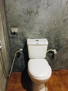 锡吉里亚Tree house Hostel Sigiriya的一间位于客房内的白色卫生间的浴室