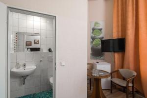 柏林潘森克拉斯科酒店的一间带水槽、卫生间和镜子的浴室