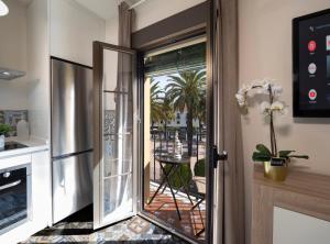 阿亚蒙特Apartamento Consistorial的厨房设有玻璃门,可通往庭院。