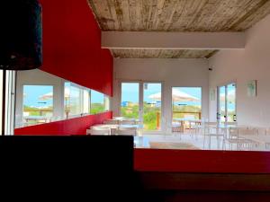 德尔迪阿布罗角Terrazas de la Viuda的用餐室设有桌椅和窗户。