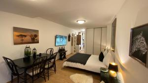 杜塞尔多夫Apartment 900m to exhibition的一间卧室配有一张床、一张桌子和一张书桌