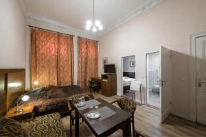 柏林潘森克拉斯科酒店的一间卧室设有一张床和一间用餐室