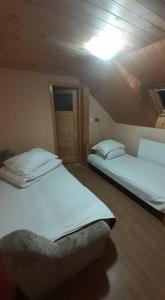 卡夫尼克Cabana Larisa的一间卧室设有两张床,天花板上拥有灯光