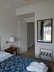圣埃拉莫因科莱B&B Le Torri的卧室配有一张床,墙上设有镜子