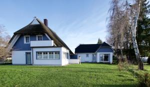 博恩Haus Meerblau的白色的茅草屋顶房屋