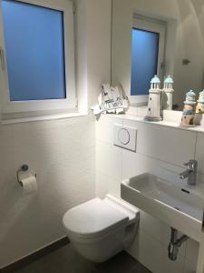 奥斯纳布吕克Stilvolles Studio的白色的浴室设有卫生间和水槽。