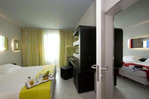 比萨圣拉涅尼酒店的酒店客房设有床和窗户。
