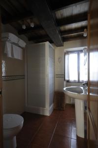 韦加港Apartamentos Rurales Romallande的一间带水槽和卫生间的浴室以及窗户。